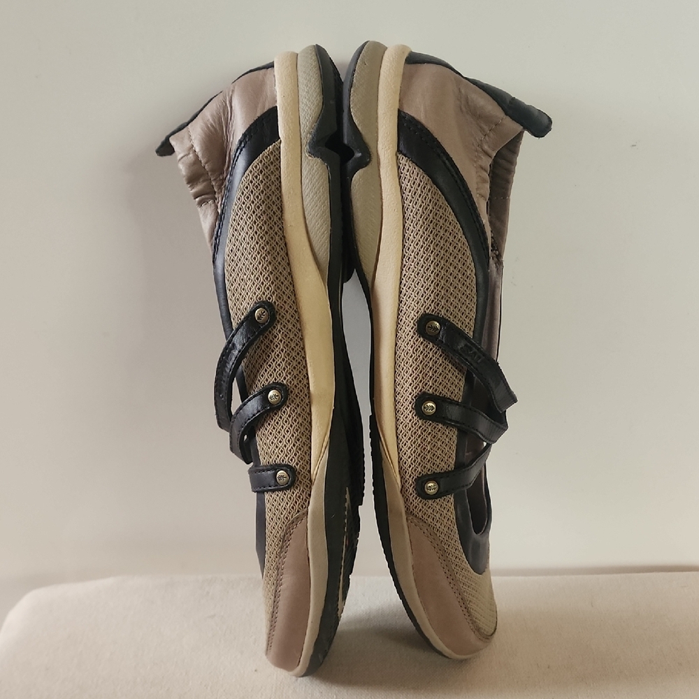 Salomon Women's Black and Tan Casual Slip-on Shoes. - Picture 9 of 11